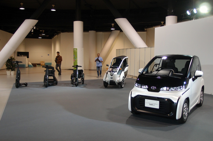 「C＋pod」の原型となるコンセプトモデル、その名も「超小型EV」は、他のパーソナルモビリティーとともに2019年の東京モーターショーで発表された。既存のクルマに代わるものではなく、新しいジャンルの乗り物として認識しないと、このクルマの特性は理解できないのかもしれない。