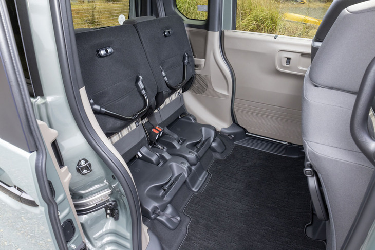 シート全体をチップアップできる。子どもが着替えるなどのシーンで活躍しそうな機能だ。