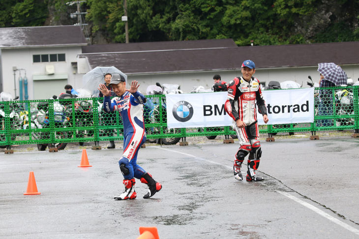 タイムトライアルには、酒井大作選手と星野知也選手も参加。ルートを認識しづらいパイロンコースに、プロの2人もやや苦戦。真剣にコースを覚えるべく歩いて確認していた。その途中、イベント進行するMCが話しかけると、酒井選手が「今、真剣にコースを覚えています」というジェスチャーを見せるなど、会場を和ませた。