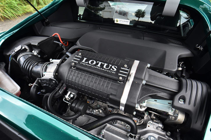 エンジンは「エヴォーラ400」と同じスーパーチャージャー付きの3.5リッターV6だが、エヴォーラのものが最高出力406ps、最大トルク41.8kgmであるのに対し、「エキシージ」のものはそれぞれ350ps、40.8kgmとなっている。