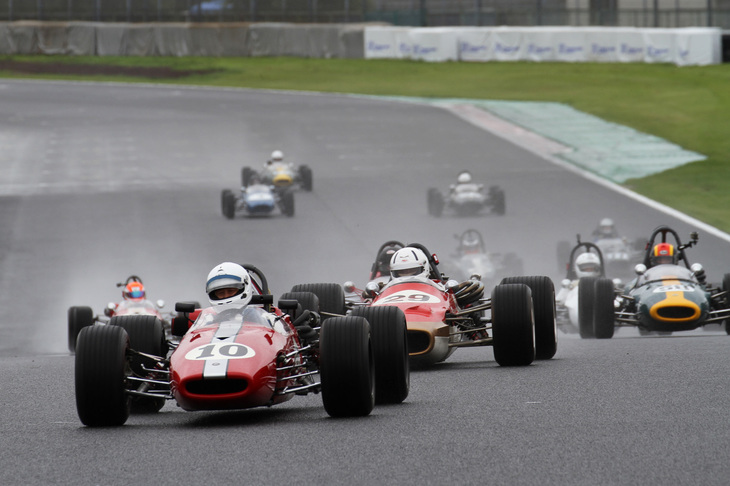 5台が出走した、ウイングなどエアロパーツを持たない、葉巻型フォーミュラマシンによるヒストリックフォーミュラ決勝。そのスタート直後の1コーナー。先頭のカーナンバー10はポールポジションから発進した1967年「ブラバムBT21」。