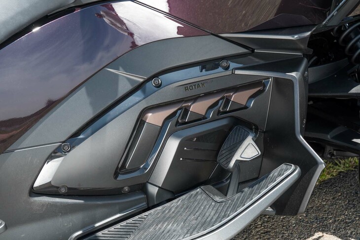 3気筒のシリンダーを表現した装飾と、「ROTAX POWER」のロゴが描かれたエンジンカバー。「スパイダー」のパワーユニットは各車共通で、排気量1330ccの直列3気筒エンジンと6段セミATの組み合わせだ。