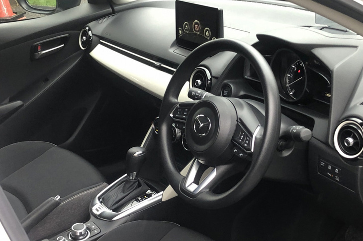 「マツダ2 15 BD」のインテリア。内装のカラーパネルには、植物由来のバイオエンジニアリングプラスチックが採用される。