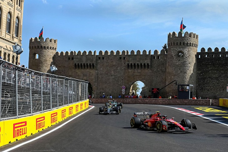 フェラーリのルクレール（写真前）は、今季初表彰台となる3位でゴール。90度ターン、狭く曲がった旧市街地、そしてストレート中心の超高速セクションとさまざまな顔を持つバクーの市街地コースで、フェラーリ＆ルクレールは低速コーナーでの抜群の速さを発揮。予選＆スプリント・シュートアウトでダブルポールを獲得したのだが、スプリントでは2位、レースでは3位と勝ち星は取り損ねた。それでも「過去3戦で7位の6点しかなかったことに比べれば、今週末はベターだった」と語っていた。カルロス・サインツJr.はチームメイトの陰に隠れがちとなり、予選4位、スプリント5位、レースでは5位。（Photo=Ferrari）