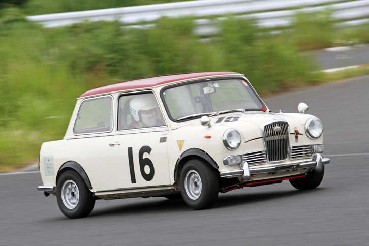 クラブマンズカップに出走した1969年「ウーズレー・ホーネットMk3」。トランクルームが突き出た高級版「ミニ」。