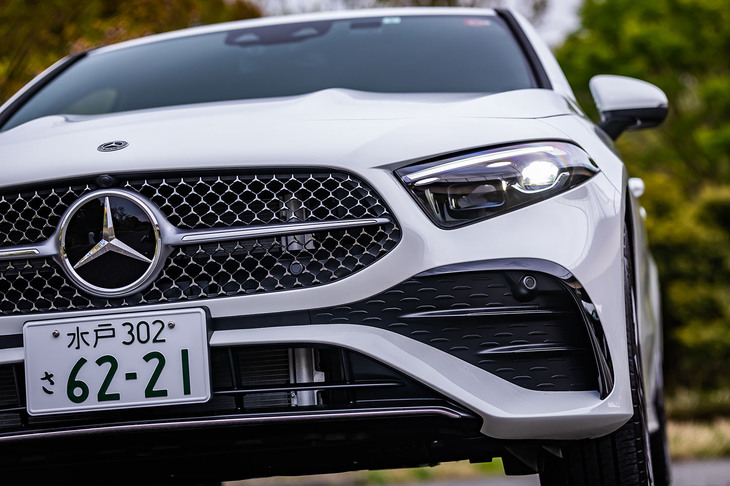 小さな“スリーポインテッドスター”がちりばめられたフロントグリルとアダプティブハイビームアシストプラスは、「AMGラインパッケージ」に含まれるオプションアイテム。