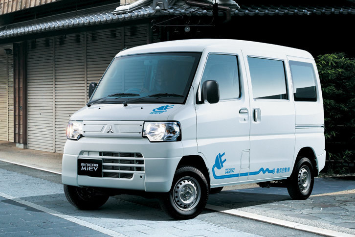 軽規格の電動商用車である「三菱ミニキャブMiEV」。日本で購入できる最もお手ごろな電気自動車のひとつだが、それでも価格は176万9040円からとなっている。