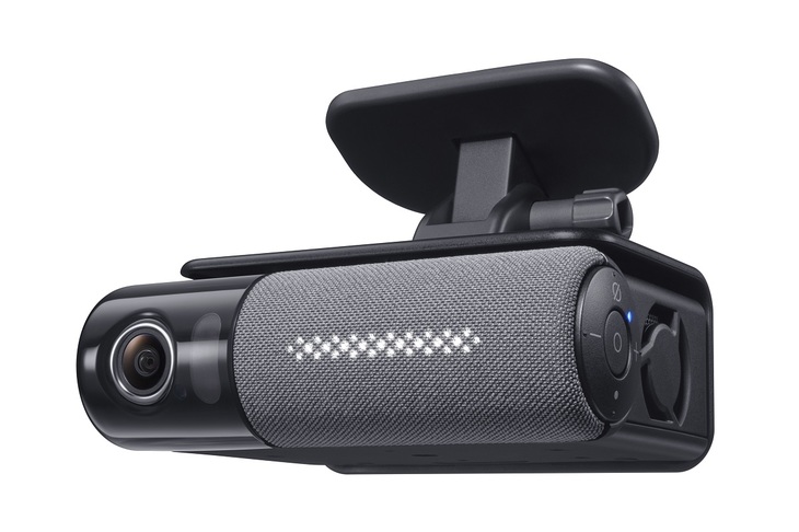 本体のみでの寸法は横幅×高さ×奥行き＝118×36×93mm。ドライブレコーダーは前方だけでなく車内と後方の録画にも対応している。
