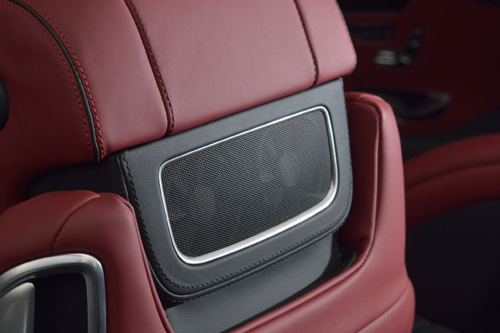 前席のヘッドレストには、乗員の首まわりに温風をあてる「エアスカーフ」が備わる。写真は、ヘッドレストの背面に見られるエアスカーフの電動ファン。