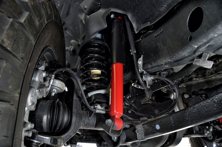 前後とも5リンク式のリジッドアクスルを採用。センターコンソールに配置されたスイッチで、フロントサスペンションのスタビライザー（スウェイバー）の切り離しが行える。