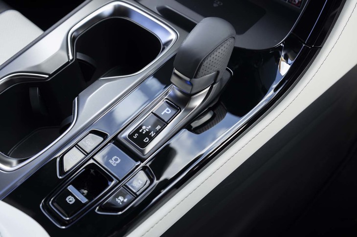 バイワイヤ式のシフトセレクターは高さが抑えられているのと前方に傾けられているのがポイントで、自然と手のひらで包み込むように握れる。操作時にはきちんとしたクリック感がある。