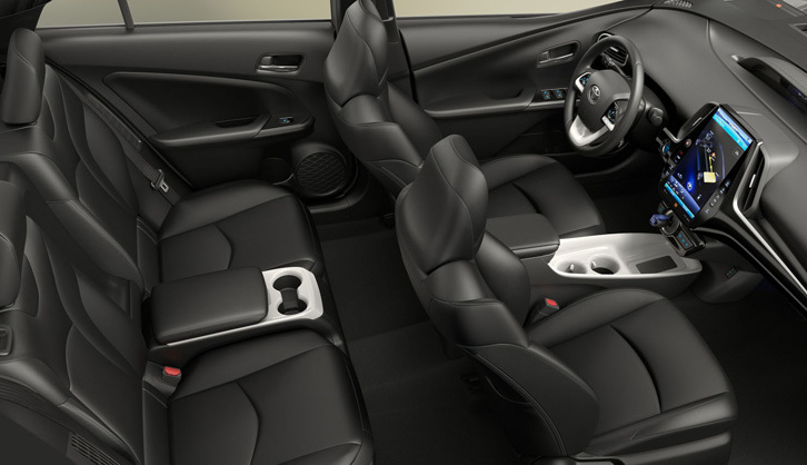 後席は2人掛け。乗車定員は4人となる。