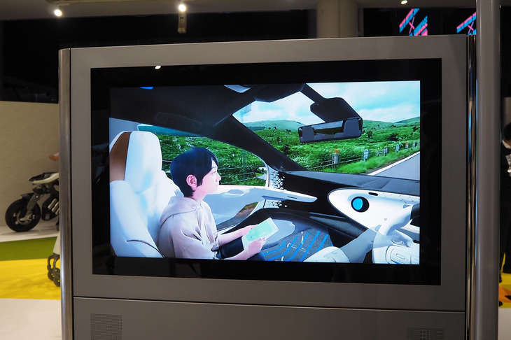 VRでは左側の席にAkioが座っているのが見える。YUIだけでなく、シェアサービスの疑似体験としても面白い。