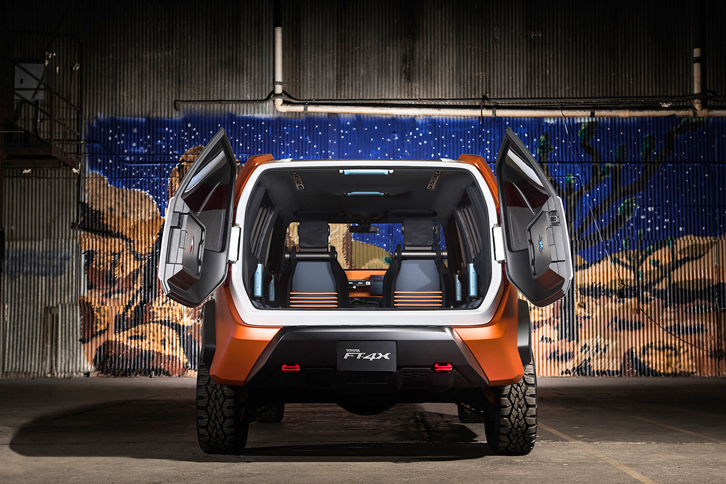 バックドアは、スイッチの切り替えにより、観音開き（写真）にもなれば、上方への跳ね上げも可能になる。