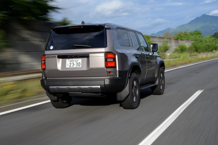 プラットフォームは基本的に上級モデル「ランドクルーザー“300”」と共通。シャシーはラダーフレームで、サスペンションは前がダブルウイッシュボーン式の独立懸架、後ろがリジッドアクスル（コイルスプリング）となる。