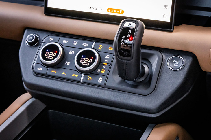 センターコンソールパネルにエンジンのスタート／ストップボタンやシフトセレクター、空調のスイッチなどを機能的に配置。エアコンのコントローラーは、スイッチの切り替えによって走行モードセレクターとしても機能する。