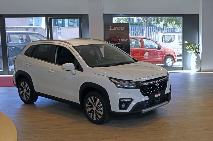 「スズキS-CROSSハイブリッド」。ハンガリーのマジャール・スズキで生産される。