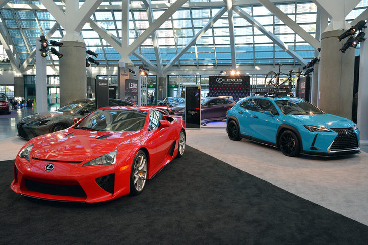 連絡通路に並べられたSEMAショーの出張展示。日本車中心のカスタムカーが並んでいた。