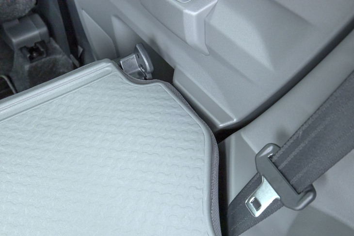 小さな荷物が落ちないよう、後席の背もたれとドアのインナーパネルは、後席格納時に隙間ができないようなデザインとなっている。