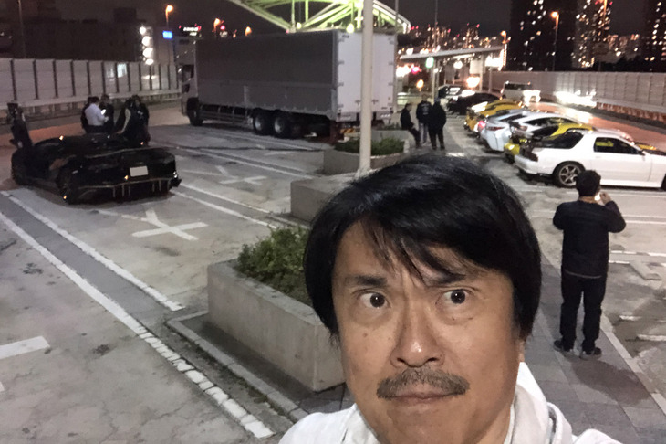 試乗当日の辰巳PAには「ランボルギーニ・アヴェンタドール」やリアウイングで武装した「トヨタ・スープラ」、「マツダRX-7」など選ばれしガソリンエンジンのエリートたちが集結していた。