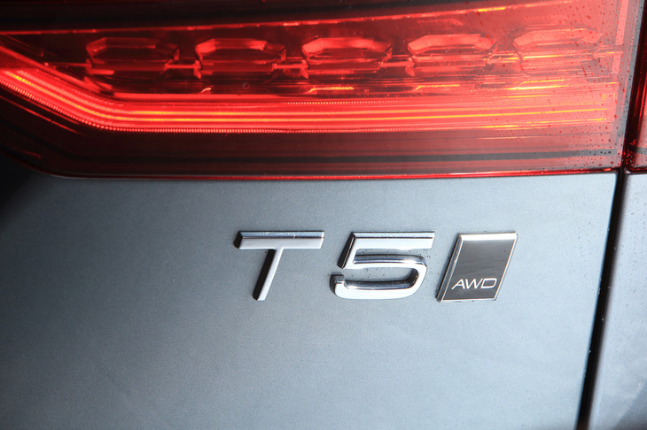 本国仕様にはディーゼルモデルの設定もあるが、日本に導入されているのは、254psのガソリンターボエンジンを搭載した「T5」のみとなる。