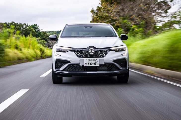 「アルカナ エスプリアルピーヌE-Techフルハイブリッド」の走行シーン。今回のアルカナが、新しいフラットデザインのエンブレムを採用した日本初導入モデルとなる。