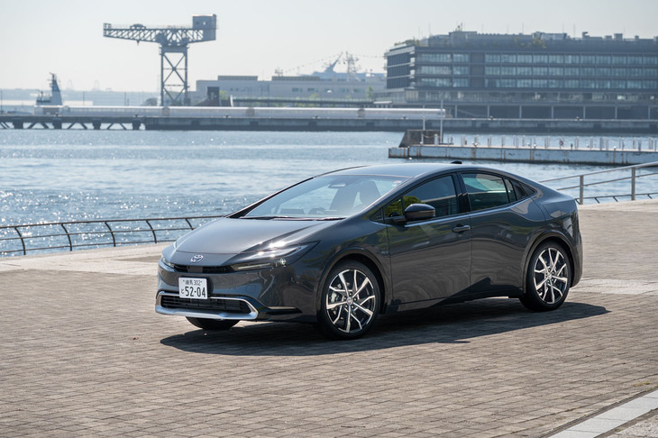 外装では先述の専用アルミホイールに加え、金属調シルバー塗装のフロントロアグリルや、グレースモークのリアコンビランプ、専用バッジなどがPHEVの特徴。また細かいところでは、ヘッドランプがアダプティブハイビームシステム（AHS）となっている。