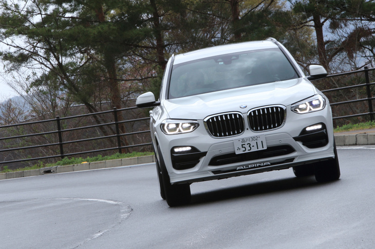 サスペンションにはハンドリングやエアロダイナミクスとの整合をとったスポーツショートスプリングを採用。減衰力を調整可能な電子制御ダンパーを装備している。