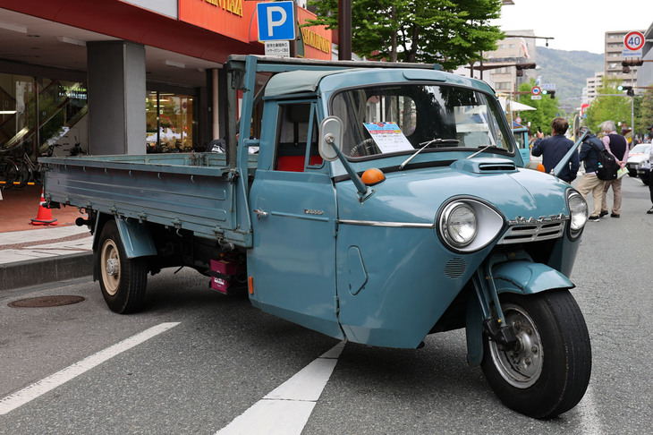 1970年「マツダT2000」。13尺（約3.9m）という最長の荷台を持つロングボディー仕様。全長6m超だが小回りが利くため山間部で木を切り出す林業などで重宝された。