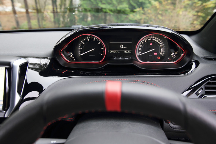 現在のプジョーモデルに共通する、「iコックピット」と呼ばれる運転席まわりのレイアウト。メーターは小径のステアリングホイールの上から見るよう設計されている。