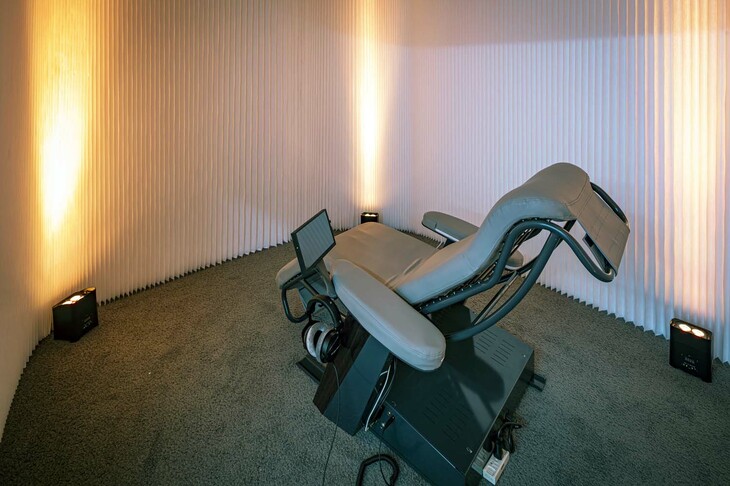 「ボディー＆ソウルシート」の解説では、実際に同技術が取り入れられたシートに座り、その効能を体験。会場にはサブパックのスタッフもおり、4つのアクチュエーターの配置など、詳しい話を聞かせてくれた。