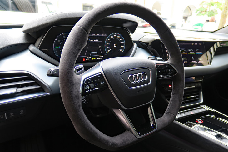 アウディe-tron GTクワトロ（ステアリングホイール）
