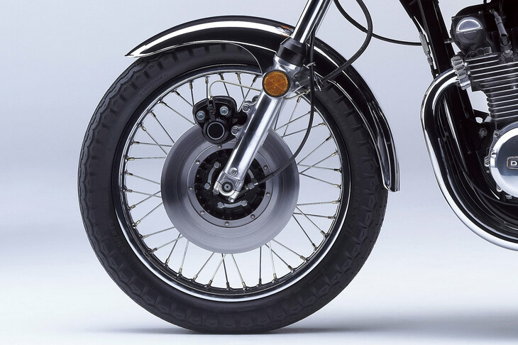 大型のバイクでもハンドリングを楽しめるよう、吟味された足まわりも「Z1」の特徴。“フロント19インチ”のマシンとしては、いまだに理想的なハンドリングではないだろうか。