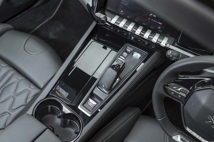 バイワイヤ式シフトレバー周辺には、電動パーキングブレーキのスイッチや走行モードのセレクトボタンが並ぶ。