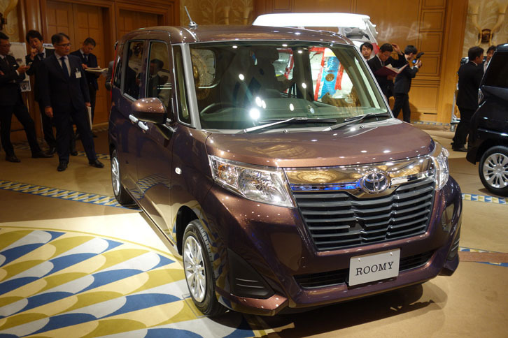 「トヨタ・ルーミーX」。ボディーカラーはプラムブラウンクリスタルマイカ。