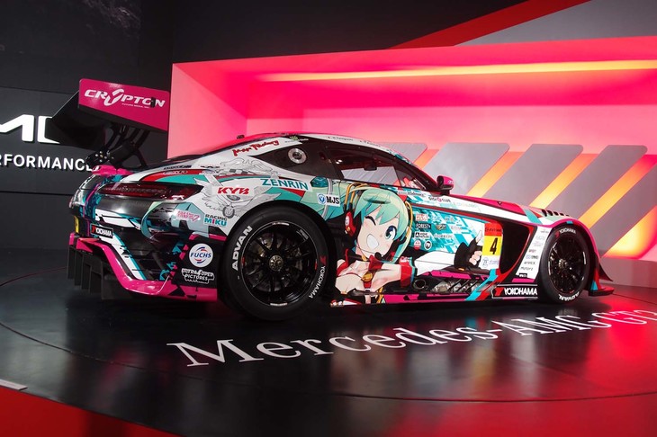 GOODSMILE RACING & TeamUKYOのマシンは、「初音ミク」のラッピングが特徴。イラストのポーズは車体の左右で似ているが、表情は異なっている。