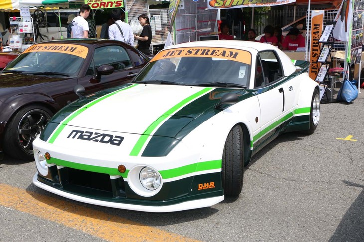 初代「サバンナRX-7（SA22C）」のワークスレースカー風に仕立てられた「NAロードスター」。サイズ感も見事で、本物の雰囲気をよく再現している。