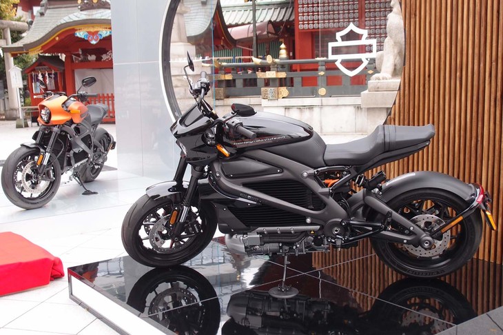 車体色は「オレンジヒューズ」「ビビッドブラック」の2色展開となる。