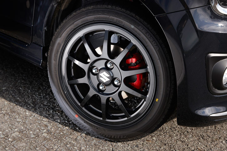 165/55R15というタイヤサイズは「ターボRS」と共通だが、ホイールについてはターボRSの15インチ×4 1/2Jに対して15インチ×5Jと、リム幅が拡大されている。