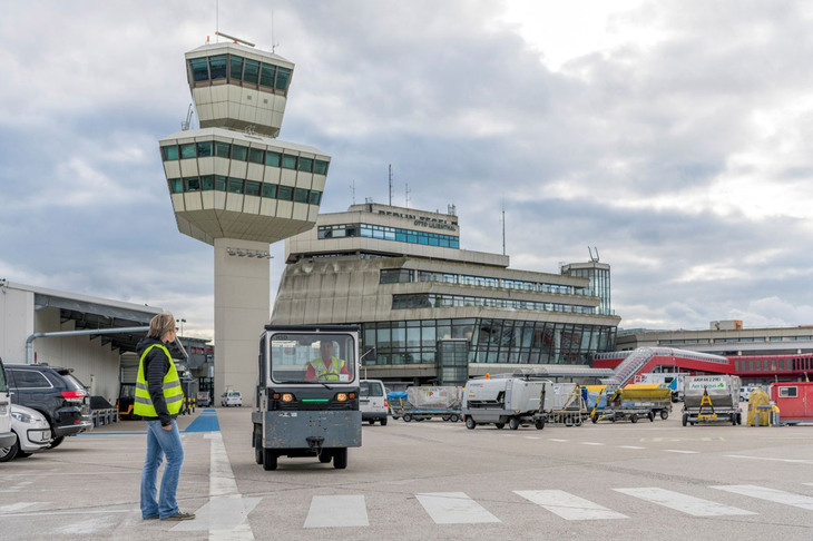 ベルリン・テーゲル空港での実証実験。トーイングトラクターに装着されている。（photo: BIRVp / Lumaco Innovations）