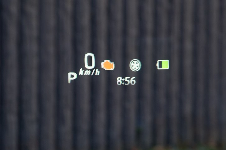 軽自動車初という、フロントガラス投影式のヘッドアップディスプレイを採用。車速やシフトポジションなどの基本情報に加えて、ハイブリッド機構のエネルギーフロー（写真）といった情報も表示できる