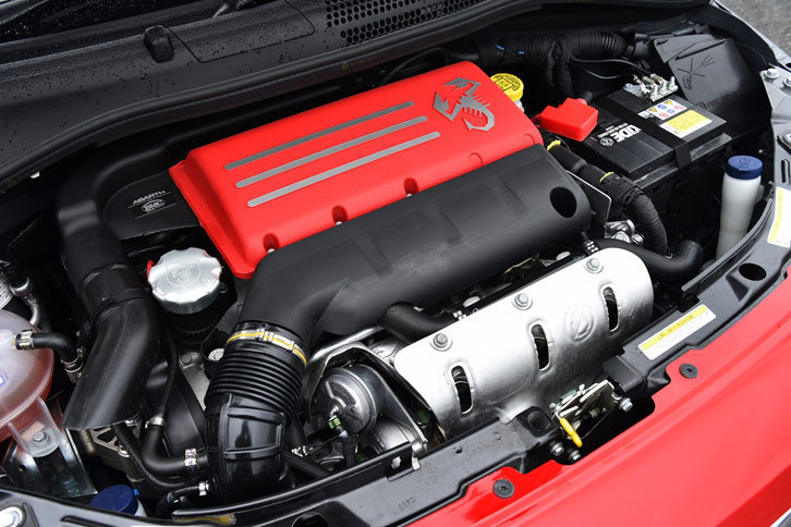 エンジンは最高出力160psを発生。180psの「コンペティツィオーネ」と比べるとややマイルドな印象だが、エントリーモデルの「アバルト500」と比べると、こちらの方が20～25ps高い。