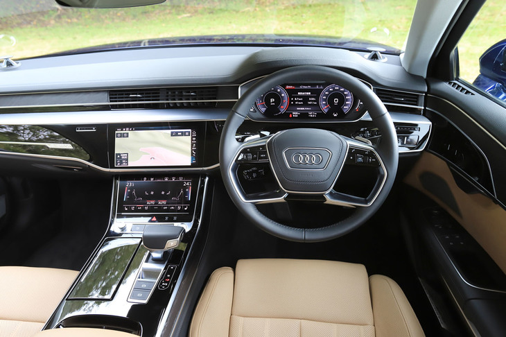 ユニークな4スポークデザインが採用されたステアリングホイール。日本仕様車のハンドル位置は右のみとなる。