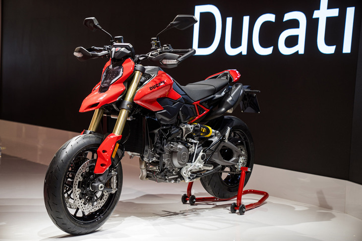 まずは開催国イタリアのメーカーであるドゥカティの展示から。この9月から、順次2026年モデルを発表していたドゥカティは、その締めくくりとしてEICMAで新型「ハイパーモタードV2」を発表した。動弁機構にはギア式の「デスモドロミック」ではなく、一般的なバルブスプリング方式を採用。排気量890ccの挟角90°V型2気筒エンジンは120PSの最高出力を発生する。専用設計のアルミモノコックフロントフレームとトレリスタイプのリアフレームを組み合わせ、前モデルに比べ13kgの軽量化を実現。