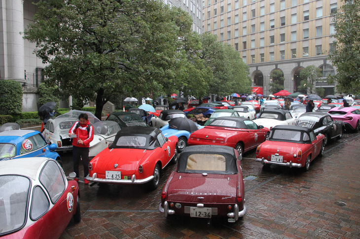 午後1時前、全車がゴールインした後のイタリア街 汐留西公園。