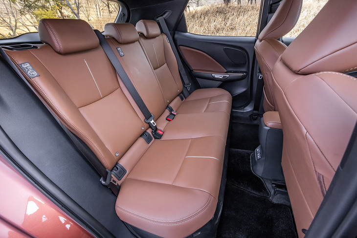 後席のスペースが同じ基本骨格を用いる「ヤリス クロス」より少し狭くなっている。内装色やシート素材、刺しゅうパターンなどを選択し、豊富なバリエーションから自分だけの一台をつくることができるオーダーメイドシステム“Bespoke Build”も用意されている。