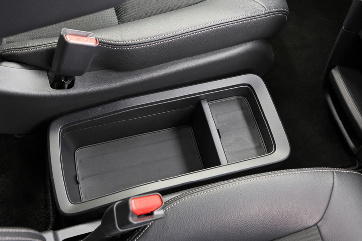 ホンダ・ステップワゴンe：HEVスパーダ（収納）