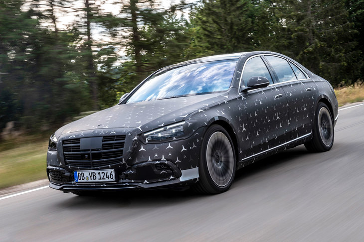 ドイツ・インメンディンゲンのテストセンターを走行する、新型「メルセデス・ベンツSクラス」の試作車。