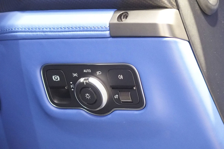 アストンマーティン・ヴァンキッシュ（ヘッドランプスイッチ）