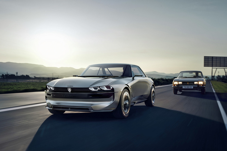 「プジョーeレジェンドコンセプト」は、往年の「504クーペ」をモチーフにデザインしたピュアEVで、600kmの航続距離と220km/hの最高速度を誇る。